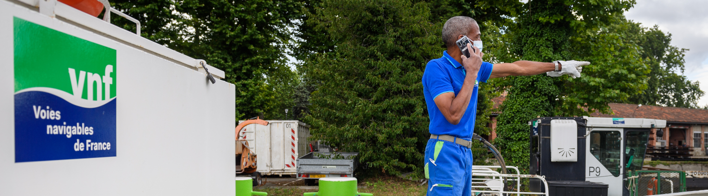 Employé de Voies navigables de France sur le canal du Midi