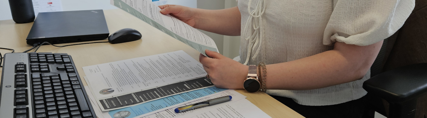 Consultation de CV pour un recrutement.