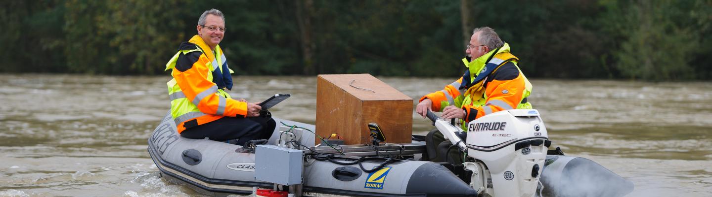 Mesures hydrométriques sur le Doubs en crue - Crédit : Arnaud Bouissou / Terra