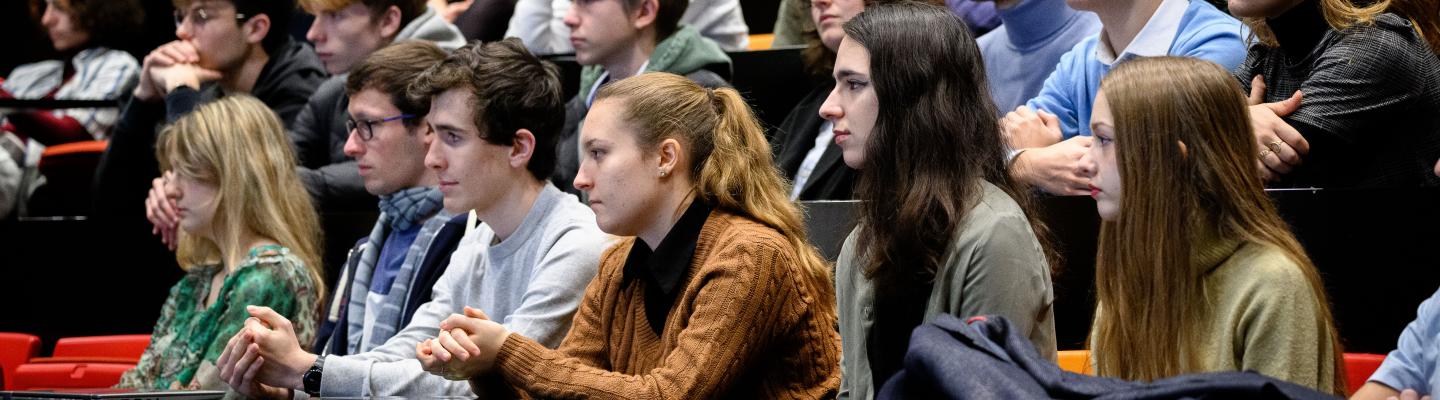 étudiants dans un amphithéâtre