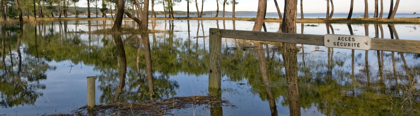 parking inondé en bordure d'un lac 