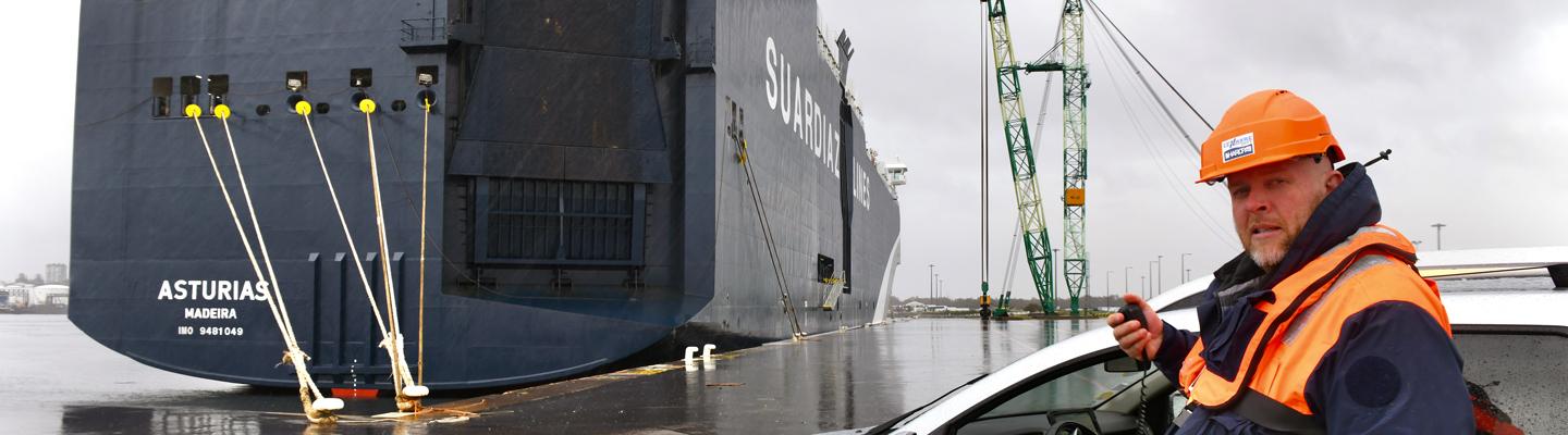 Sylvain Le Goffic sur un quai du port du Havre - Crédit : Laura Sagnier / Haropa